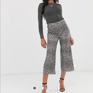 Lipsy leopard print plisse culottes - ASOS